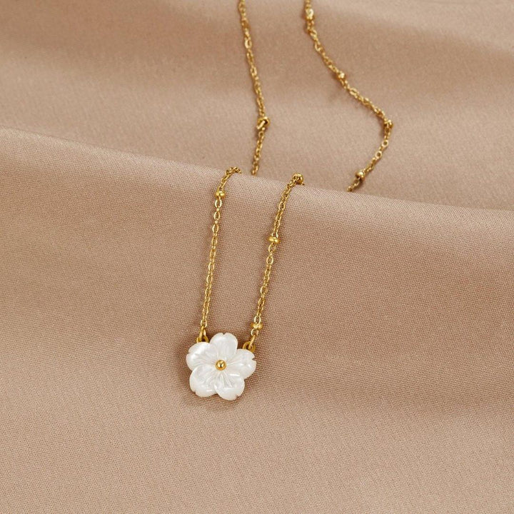 Laure | Flower Pendant Necklace